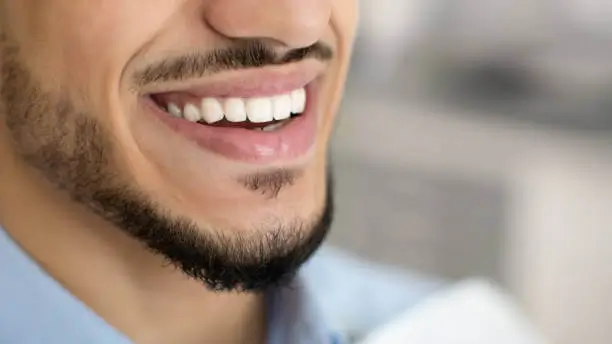 comparing crowns and veneers for front teeth